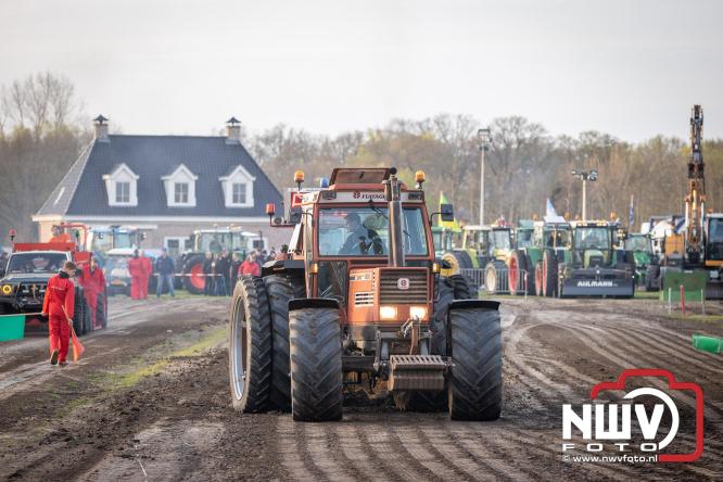 Duizenden bezoekers genieten van geslaagde testavond trekkertrek bij loonbedrijf van de Put in Oosterwolde - &copy; NWVFoto.nl