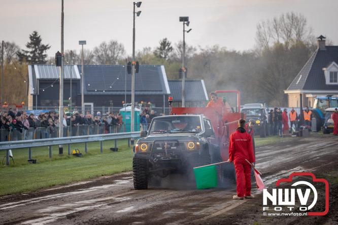 Duizenden bezoekers genieten van geslaagde testavond trekkertrek bij loonbedrijf van de Put in Oosterwolde - &copy; NWVFoto.nl