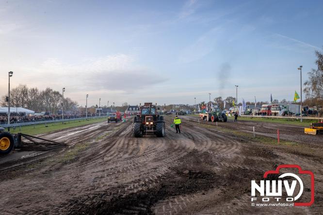 Duizenden bezoekers genieten van geslaagde testavond trekkertrek bij loonbedrijf van de Put in Oosterwolde - &copy; NWVFoto.nl
