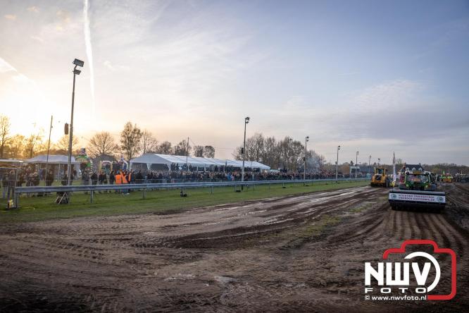 Duizenden bezoekers genieten van geslaagde testavond trekkertrek bij loonbedrijf van de Put in Oosterwolde - &copy; NWVFoto.nl