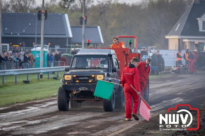 Duizenden bezoekers genieten van geslaagde testavond trekkertrek bij loonbedrijf van de Put in Oosterwolde - &copy; NWVFoto.nl