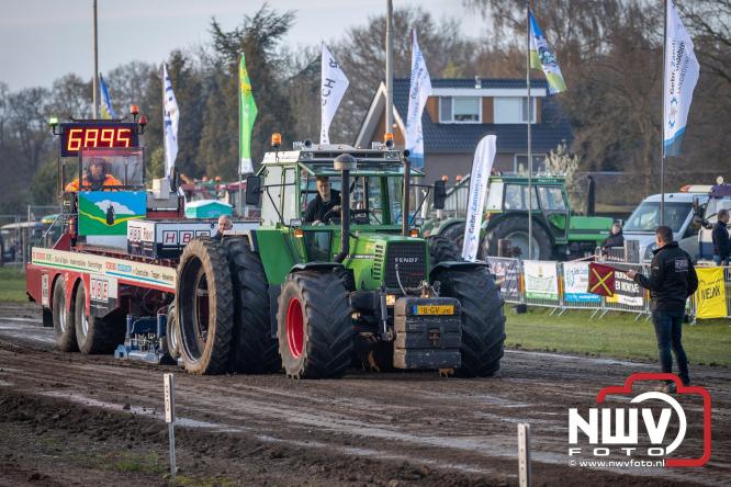 Duizenden bezoekers genieten van geslaagde testavond trekkertrek bij loonbedrijf van de Put in Oosterwolde - &copy; NWVFoto.nl