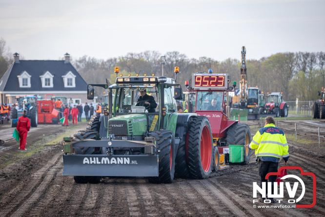 Duizenden bezoekers genieten van geslaagde testavond trekkertrek bij loonbedrijf van de Put in Oosterwolde - &copy; NWVFoto.nl
