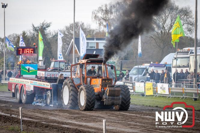 Duizenden bezoekers genieten van geslaagde testavond trekkertrek bij loonbedrijf van de Put in Oosterwolde - &copy; NWVFoto.nl