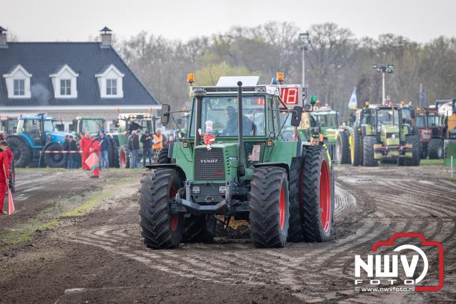 Duizenden bezoekers genieten van geslaagde testavond trekkertrek bij loonbedrijf van de Put in Oosterwolde - &copy; NWVFoto.nl