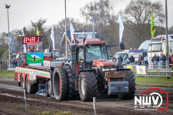 Duizenden bezoekers genieten van geslaagde testavond trekkertrek bij loonbedrijf van de Put in Oosterwolde - &copy; NWVFoto.nl
