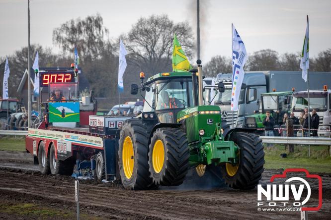 Duizenden bezoekers genieten van geslaagde testavond trekkertrek bij loonbedrijf van de Put in Oosterwolde - &copy; NWVFoto.nl