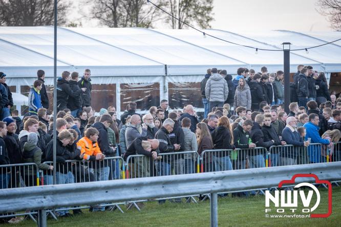 Duizenden bezoekers genieten van geslaagde testavond trekkertrek bij loonbedrijf van de Put in Oosterwolde - &copy; NWVFoto.nl