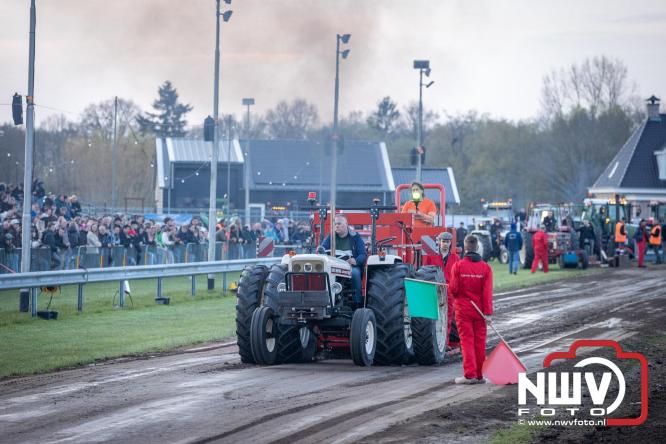 Duizenden bezoekers genieten van geslaagde testavond trekkertrek bij loonbedrijf van de Put in Oosterwolde - &copy; NWVFoto.nl