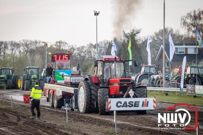 Duizenden bezoekers genieten van geslaagde testavond trekkertrek bij loonbedrijf van de Put in Oosterwolde - &copy; NWVFoto.nl