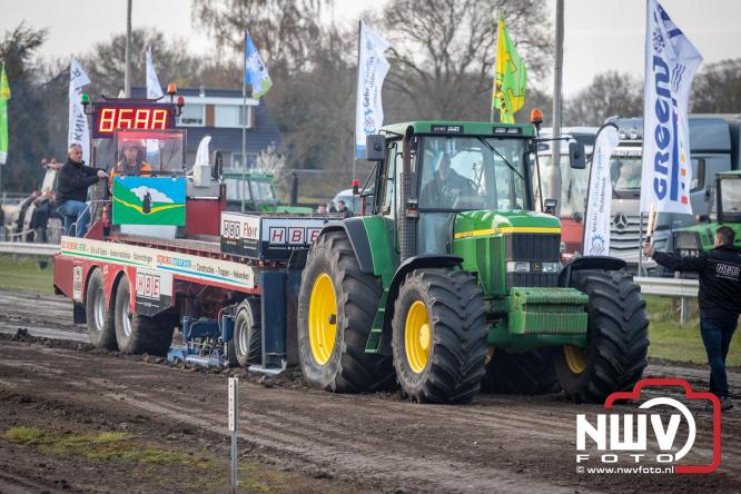 Duizenden bezoekers genieten van geslaagde testavond trekkertrek bij loonbedrijf van de Put in Oosterwolde - &copy; NWVFoto.nl