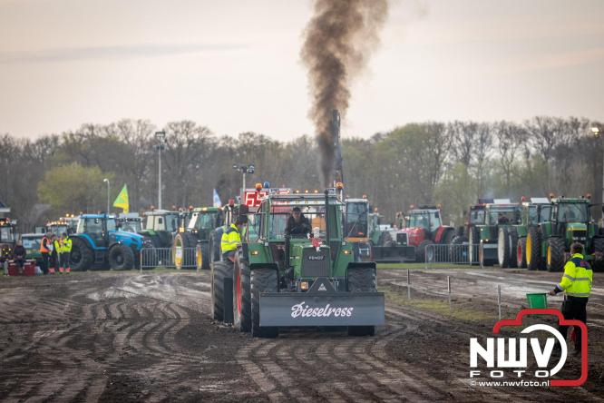 Duizenden bezoekers genieten van geslaagde testavond trekkertrek bij loonbedrijf van de Put in Oosterwolde - &copy; NWVFoto.nl