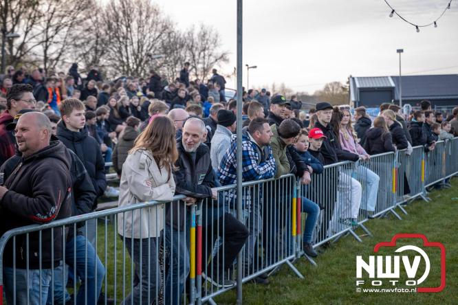Duizenden bezoekers genieten van geslaagde testavond trekkertrek bij loonbedrijf van de Put in Oosterwolde - &copy; NWVFoto.nl