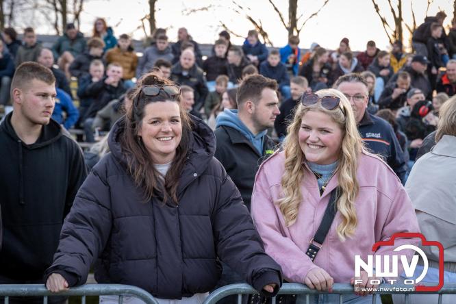 Duizenden bezoekers genieten van geslaagde testavond trekkertrek bij loonbedrijf van de Put in Oosterwolde - &copy; NWVFoto.nl