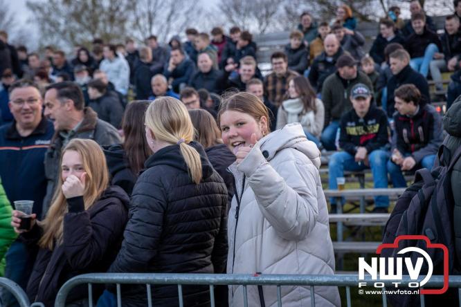 Duizenden bezoekers genieten van geslaagde testavond trekkertrek bij loonbedrijf van de Put in Oosterwolde - &copy; NWVFoto.nl