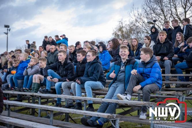 Duizenden bezoekers genieten van geslaagde testavond trekkertrek bij loonbedrijf van de Put in Oosterwolde - &copy; NWVFoto.nl