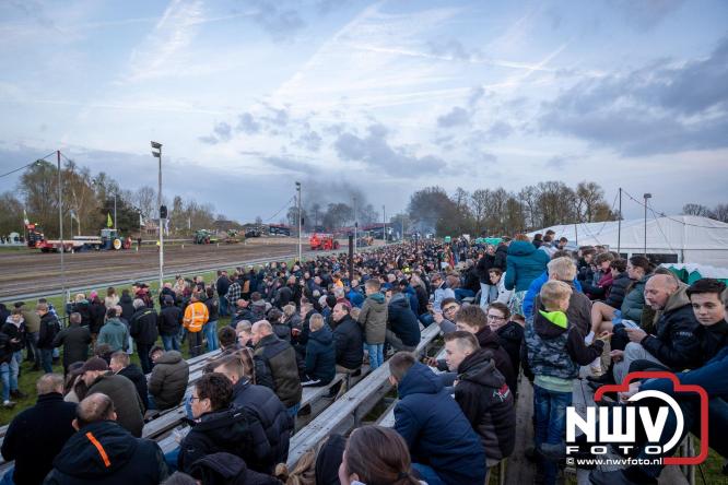 Duizenden bezoekers genieten van geslaagde testavond trekkertrek bij loonbedrijf van de Put in Oosterwolde - &copy; NWVFoto.nl