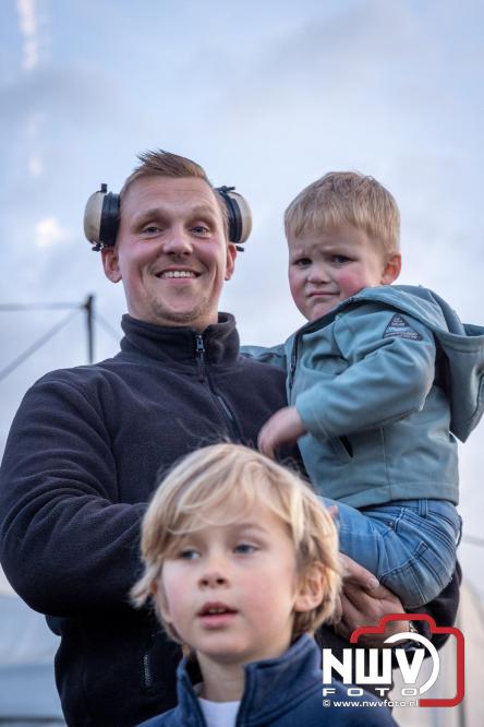 Duizenden bezoekers genieten van geslaagde testavond trekkertrek bij loonbedrijf van de Put in Oosterwolde - &copy; NWVFoto.nl