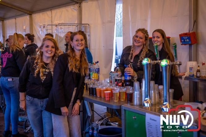 Duizenden bezoekers genieten van geslaagde testavond trekkertrek bij loonbedrijf van de Put in Oosterwolde - &copy; NWVFoto.nl