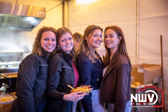 Duizenden bezoekers genieten van geslaagde testavond trekkertrek bij loonbedrijf van de Put in Oosterwolde - &copy; NWVFoto.nl