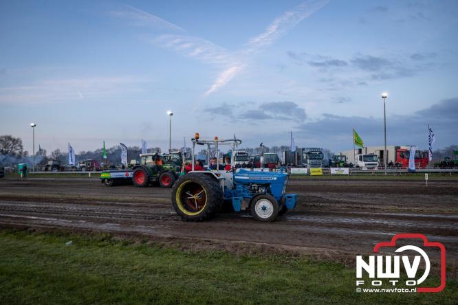 Duizenden bezoekers genieten van geslaagde testavond trekkertrek bij loonbedrijf van de Put in Oosterwolde - &copy; NWVFoto.nl