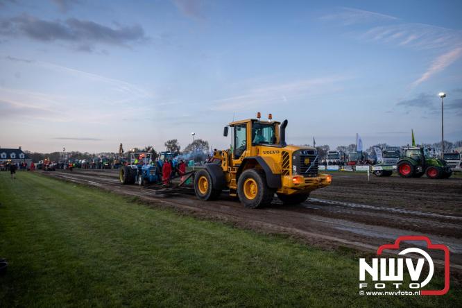 Duizenden bezoekers genieten van geslaagde testavond trekkertrek bij loonbedrijf van de Put in Oosterwolde - &copy; NWVFoto.nl