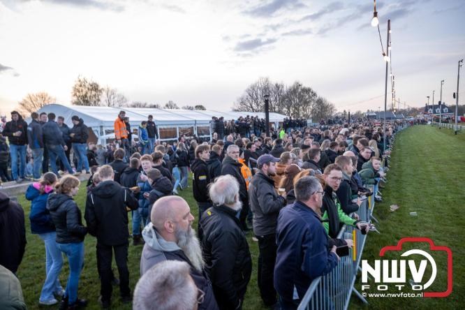 Duizenden bezoekers genieten van geslaagde testavond trekkertrek bij loonbedrijf van de Put in Oosterwolde - &copy; NWVFoto.nl