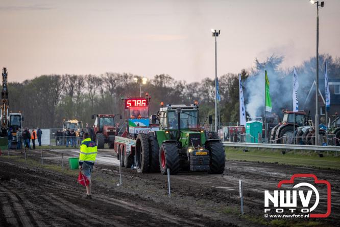 Duizenden bezoekers genieten van geslaagde testavond trekkertrek bij loonbedrijf van de Put in Oosterwolde - &copy; NWVFoto.nl