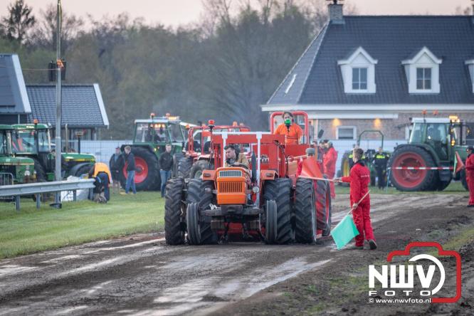 Duizenden bezoekers genieten van geslaagde testavond trekkertrek bij loonbedrijf van de Put in Oosterwolde - &copy; NWVFoto.nl