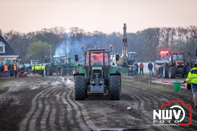 Duizenden bezoekers genieten van geslaagde testavond trekkertrek bij loonbedrijf van de Put in Oosterwolde - &copy; NWVFoto.nl