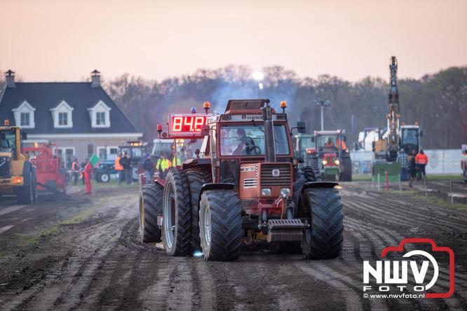 Duizenden bezoekers genieten van geslaagde testavond trekkertrek bij loonbedrijf van de Put in Oosterwolde - &copy; NWVFoto.nl