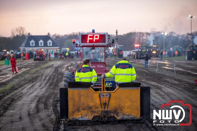 Duizenden bezoekers genieten van geslaagde testavond trekkertrek bij loonbedrijf van de Put in Oosterwolde - &copy; NWVFoto.nl