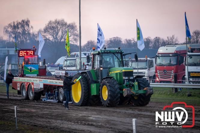 Duizenden bezoekers genieten van geslaagde testavond trekkertrek bij loonbedrijf van de Put in Oosterwolde - &copy; NWVFoto.nl