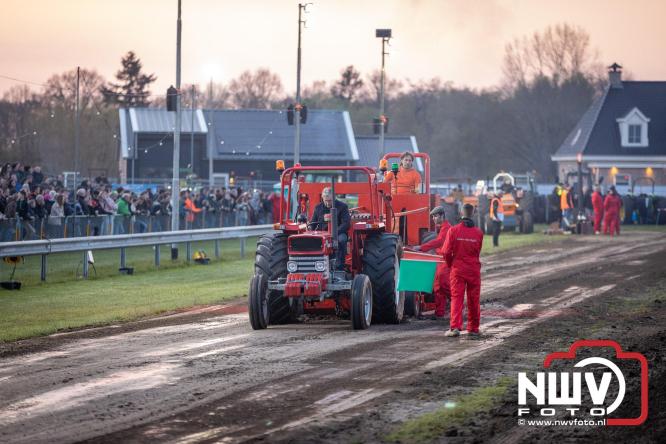 Duizenden bezoekers genieten van geslaagde testavond trekkertrek bij loonbedrijf van de Put in Oosterwolde - &copy; NWVFoto.nl