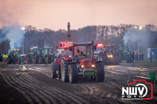 Duizenden bezoekers genieten van geslaagde testavond trekkertrek bij loonbedrijf van de Put in Oosterwolde - &copy; NWVFoto.nl