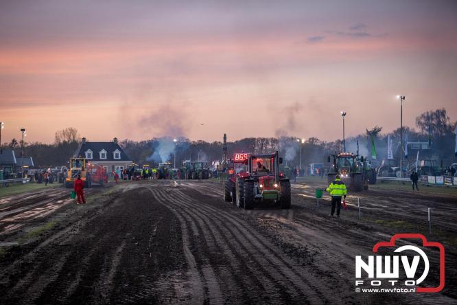Duizenden bezoekers genieten van geslaagde testavond trekkertrek bij loonbedrijf van de Put in Oosterwolde - &copy; NWVFoto.nl