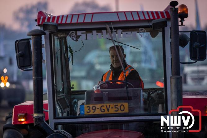 Duizenden bezoekers genieten van geslaagde testavond trekkertrek bij loonbedrijf van de Put in Oosterwolde - &copy; NWVFoto.nl