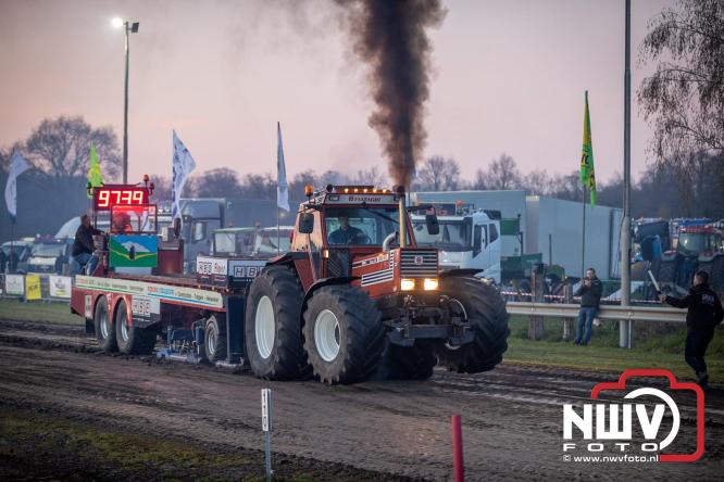 Duizenden bezoekers genieten van geslaagde testavond trekkertrek bij loonbedrijf van de Put in Oosterwolde - &copy; NWVFoto.nl