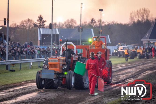 Duizenden bezoekers genieten van geslaagde testavond trekkertrek bij loonbedrijf van de Put in Oosterwolde - &copy; NWVFoto.nl