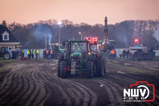 Duizenden bezoekers genieten van geslaagde testavond trekkertrek bij loonbedrijf van de Put in Oosterwolde - &copy; NWVFoto.nl