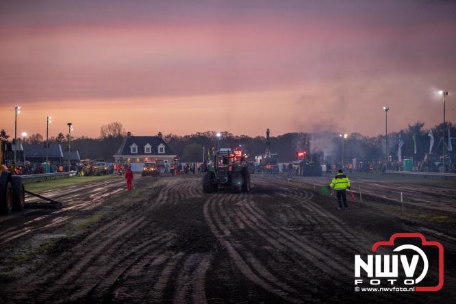 Duizenden bezoekers genieten van geslaagde testavond trekkertrek bij loonbedrijf van de Put in Oosterwolde - &copy; NWVFoto.nl
