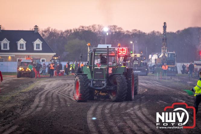 Duizenden bezoekers genieten van geslaagde testavond trekkertrek bij loonbedrijf van de Put in Oosterwolde - &copy; NWVFoto.nl