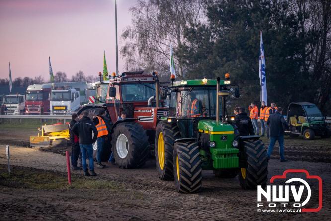 Duizenden bezoekers genieten van geslaagde testavond trekkertrek bij loonbedrijf van de Put in Oosterwolde - &copy; NWVFoto.nl