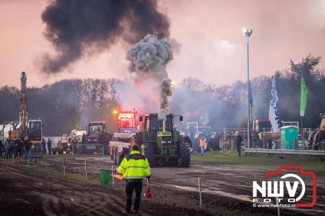Duizenden bezoekers genieten van geslaagde testavond trekkertrek bij loonbedrijf van de Put in Oosterwolde - &copy; NWVFoto.nl