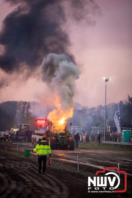 Duizenden bezoekers genieten van geslaagde testavond trekkertrek bij loonbedrijf van de Put in Oosterwolde - &copy; NWVFoto.nl