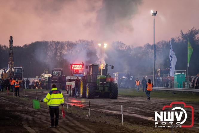 Duizenden bezoekers genieten van geslaagde testavond trekkertrek bij loonbedrijf van de Put in Oosterwolde - &copy; NWVFoto.nl
