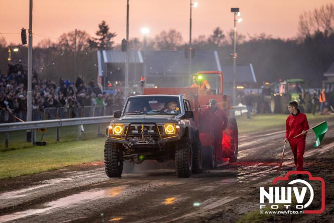 Duizenden bezoekers genieten van geslaagde testavond trekkertrek bij loonbedrijf van de Put in Oosterwolde - &copy; NWVFoto.nl