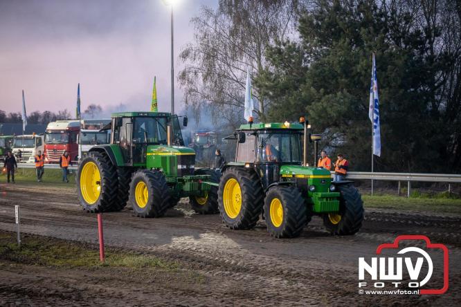Duizenden bezoekers genieten van geslaagde testavond trekkertrek bij loonbedrijf van de Put in Oosterwolde - &copy; NWVFoto.nl