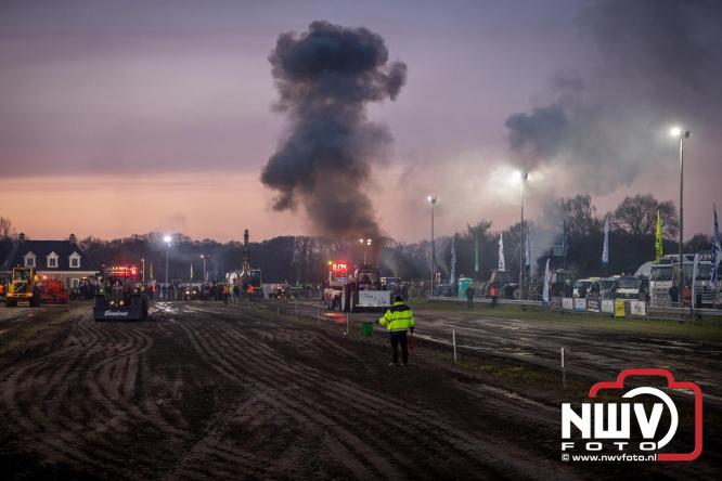 Duizenden bezoekers genieten van geslaagde testavond trekkertrek bij loonbedrijf van de Put in Oosterwolde - &copy; NWVFoto.nl