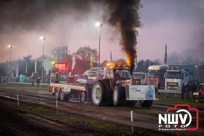 Duizenden bezoekers genieten van geslaagde testavond trekkertrek bij loonbedrijf van de Put in Oosterwolde - &copy; NWVFoto.nl